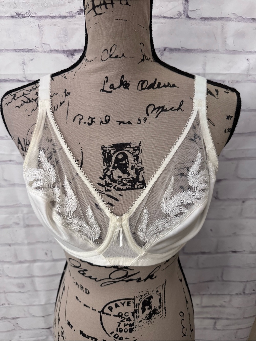Wacoal Feather Embroidery Underwire Bra Size 38C Ivory 85121 Sexy